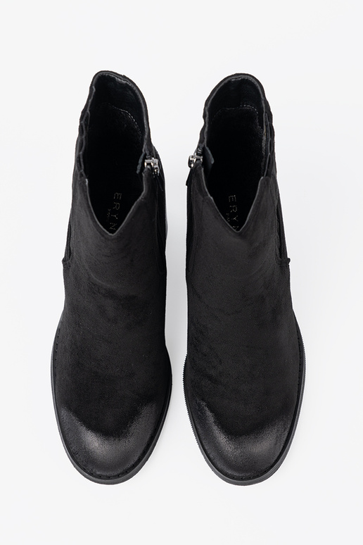 cor preta de camurça sapato em um poste alto isolar