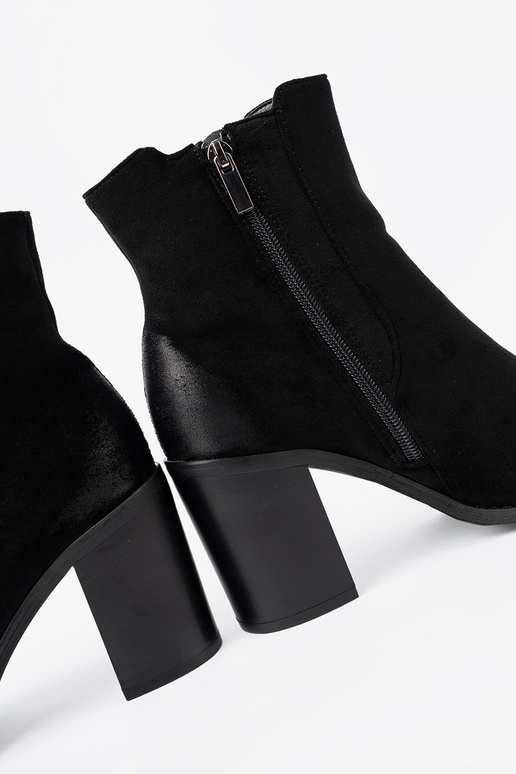 cor preta de camurça sapato em um poste alto isolar