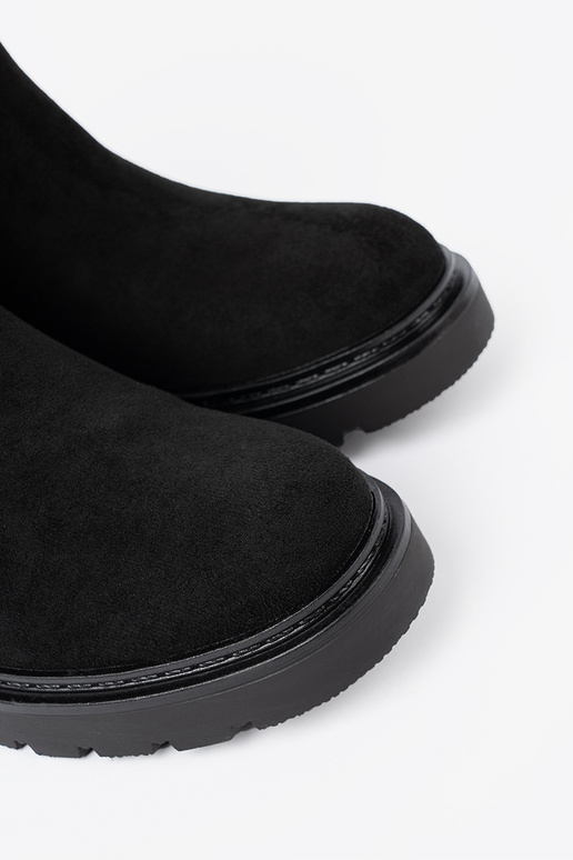 cor preta sapato em uma sola grossa z choleParaką no tornozelo