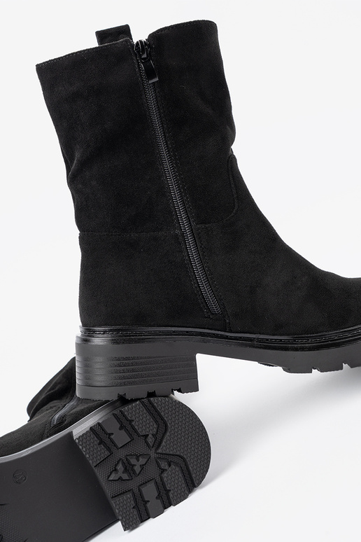 cor preta sapato em uma sola grossa z choleParaką no tornozelo