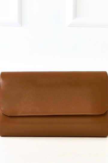 Bolsa de mão em forma de envelope na cor areia Fried