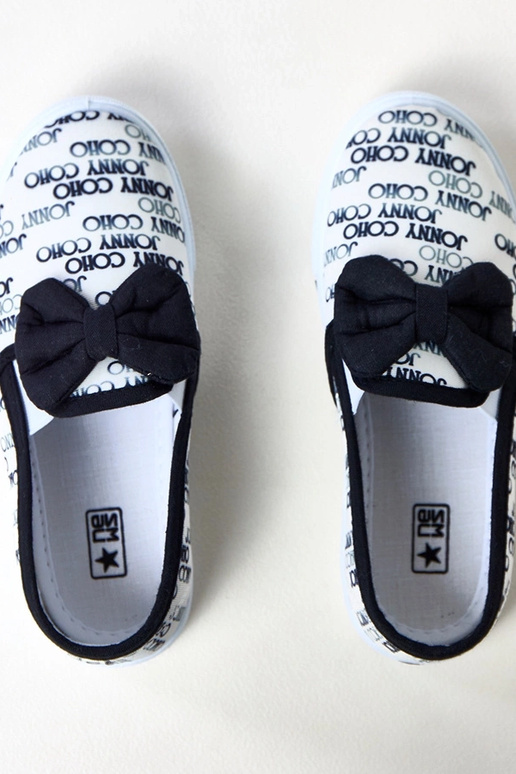 Ténis brancos para crianças com laço... Ténis brancos para crianças com laço...