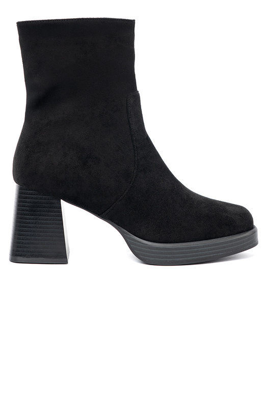 Estilo elegante cor preta sapato em um poste estável