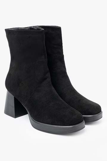 Estilo elegante cor preta sapato em um poste estável