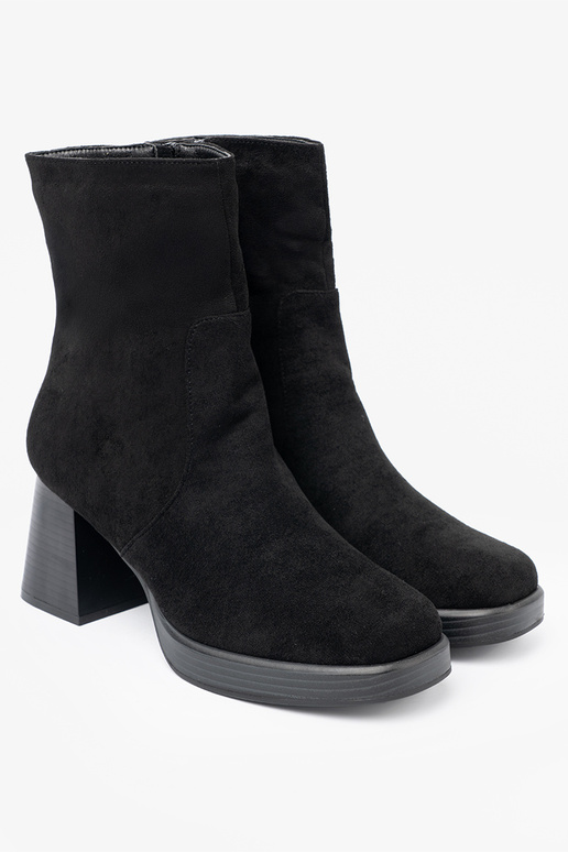 Estilo elegante cor preta sapato em um poste estável