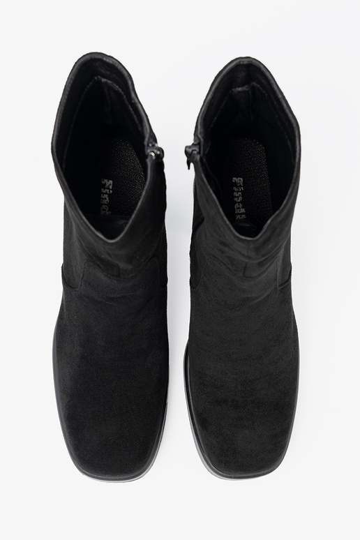 Estilo elegante cor preta sapato em um poste estável