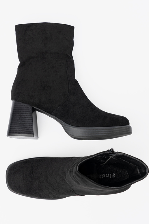 Estilo elegante cor preta sapato em um poste estável