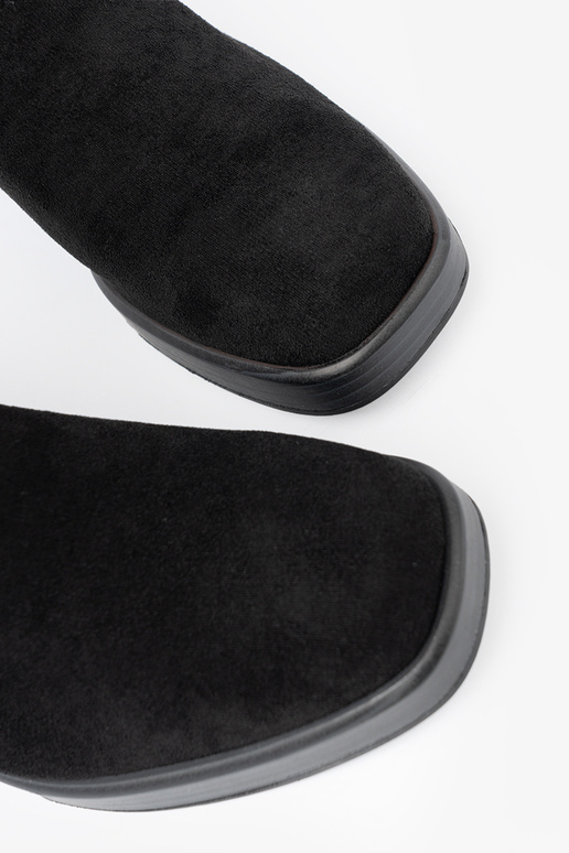 Estilo elegante cor preta sapato em um poste estável