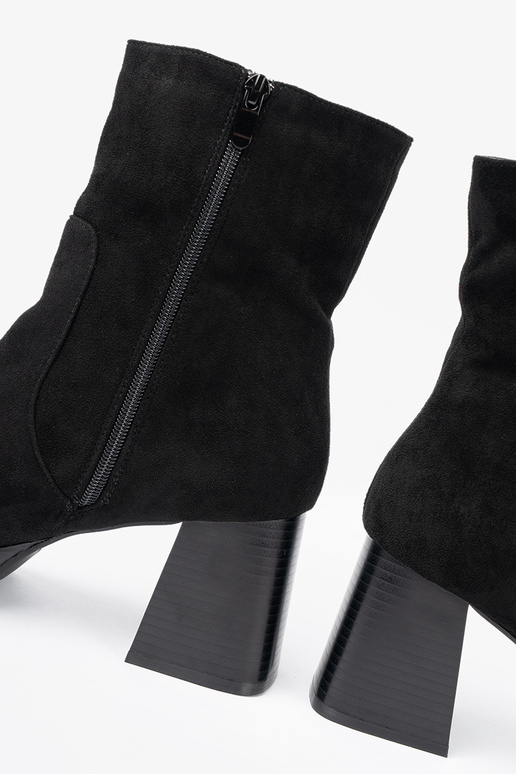 Estilo elegante cor preta sapato em um poste estável