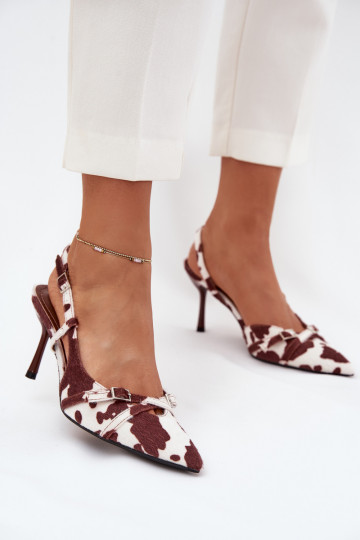 Sapatos brancos e marrons com calcanhar aberto e tiras