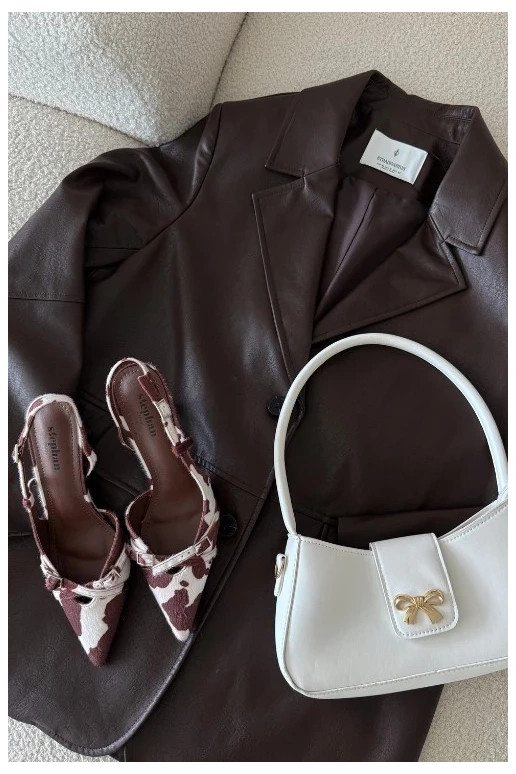 Sapatos brancos e marrons com calcanhar aberto e tiras Sapatos brancos e marrons com calcanhar aberto e tiras