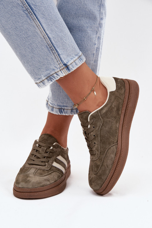 À modalo de tênis Feminino de camurça com uma plataforma cor cáqui Sylviona À modalo de tênis Feminino de camurça com uma plataforma cor cáqui Sylviona