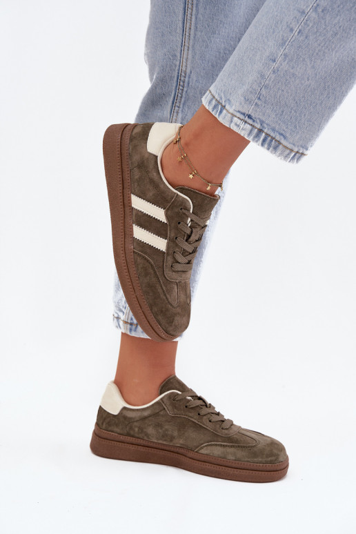 À modalo de tênis Feminino de camurça com uma plataforma cor cáqui Sylviona À modalo de tênis Feminino de camurça com uma plataforma cor cáqui Sylviona