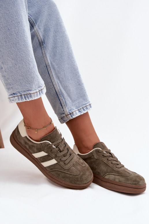 À modalo de tênis Feminino de camurça com uma plataforma cor cáqui Sylviona À modalo de tênis Feminino de camurça com uma plataforma cor cáqui Sylviona