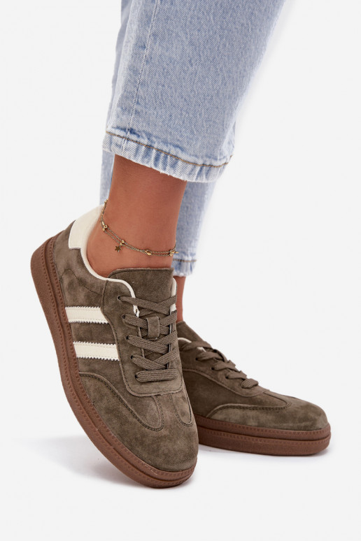 À modalo de tênis Feminino de camurça com uma plataforma cor cáqui Sylviona À modalo de tênis Feminino de camurça com uma plataforma cor cáqui Sylviona