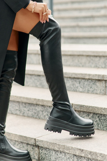 botas acima do joelho com uma plataforma cor preta Zinera 2