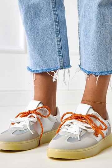 Tênis prateados com...