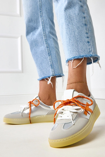 Tênis prateados com... 2