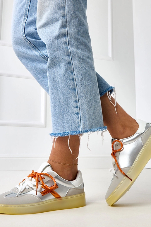 Tênis prateados com plataforma e... Tênis prateados com plataforma e...