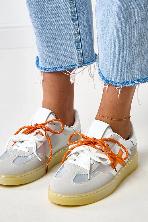 Tênis prateados com plataforma e... Tênis prateados com plataforma e...