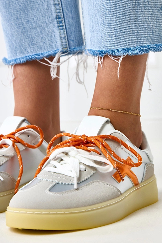 Tênis prateados com plataforma e... Tênis prateados com plataforma e...