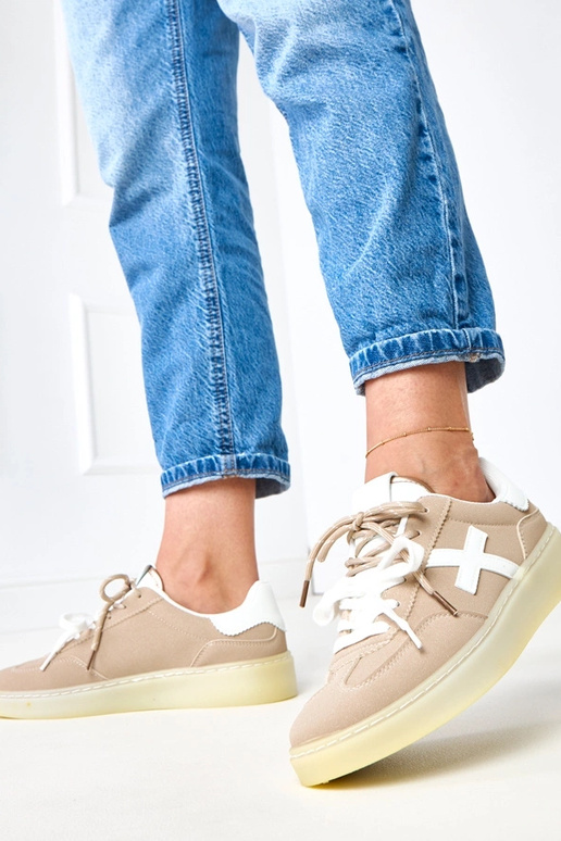 Tênis marrons com plataforma e... Tênis marrons com plataforma e...