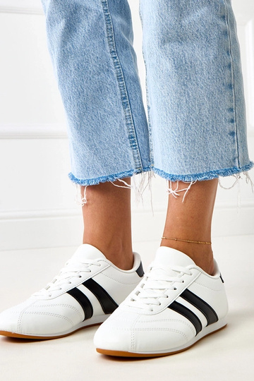 Tênis brancos tipo tênis de...