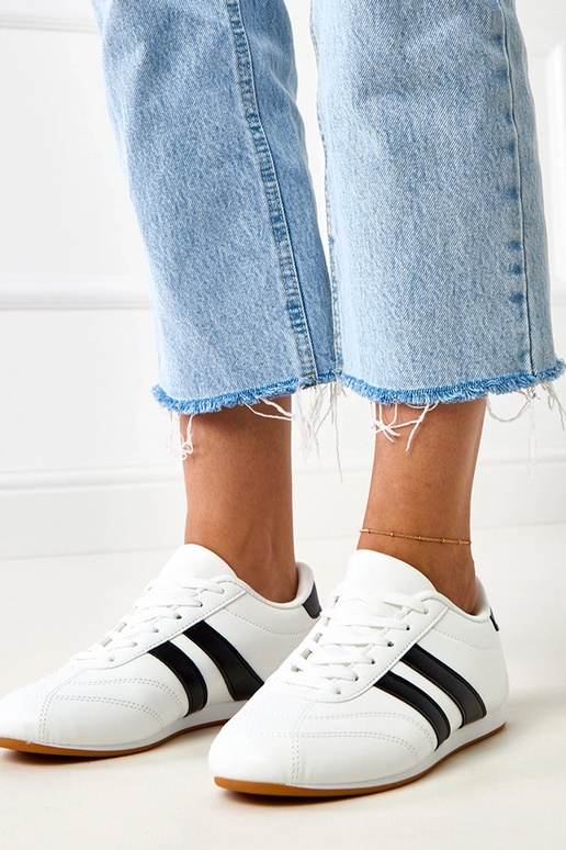 Tênis brancos tipo tênis de mesa com... Tênis brancos tipo tênis de mesa com...