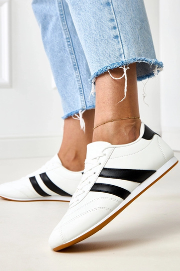 Tênis brancos tipo tênis de... 2