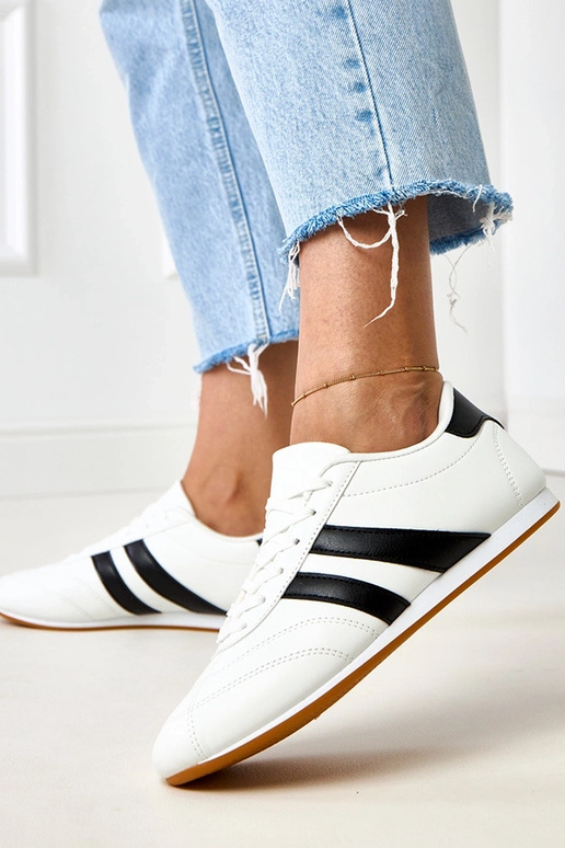 Tênis brancos tipo tênis de mesa com... Tênis brancos tipo tênis de mesa com...