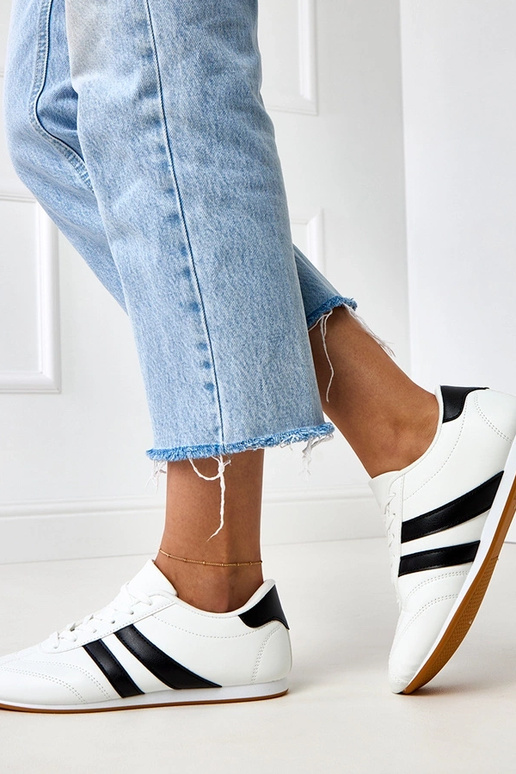 Tênis brancos tipo tênis de mesa com... Tênis brancos tipo tênis de mesa com...