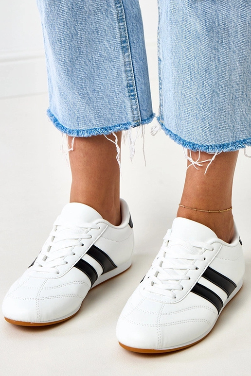 Tênis brancos tipo tênis de mesa com... Tênis brancos tipo tênis de mesa com...