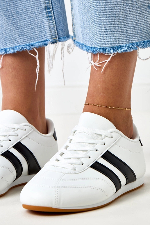 Tênis brancos tipo tênis de mesa com... Tênis brancos tipo tênis de mesa com...