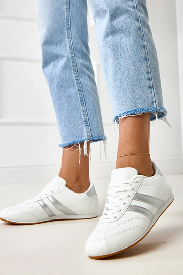 Tênis brancos tipo tênis de... 2