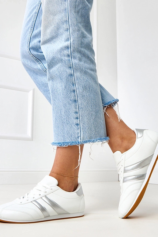 Tênis brancos tipo tênis de mesa com... Tênis brancos tipo tênis de mesa com...