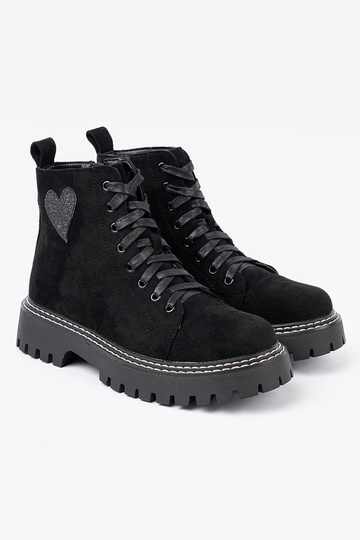 cor preta amarrado sapato z błyszczącym coraçãom