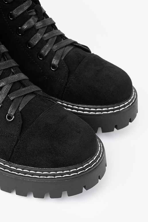 cor preta amarrado sapato z błyszczącym coraçãom