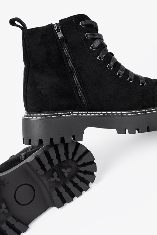 cor preta amarrado sapato z błyszczącym coraçãom