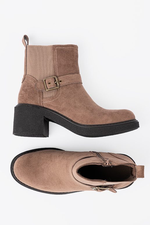 À moda bege sapato em um calcanhar estável