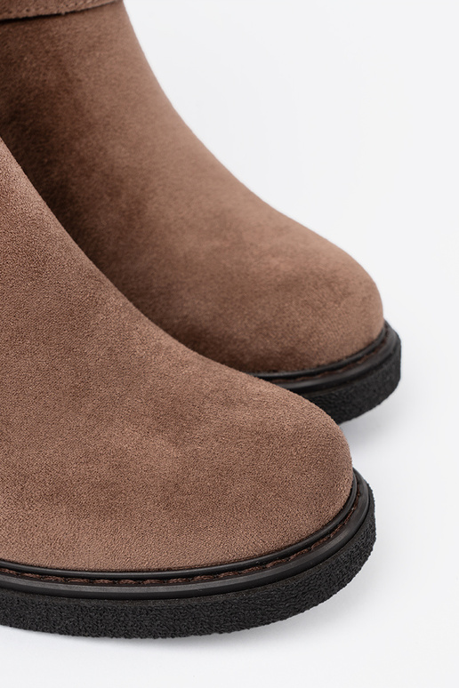 À moda bege sapato em um calcanhar estável