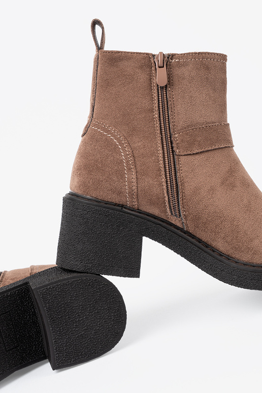 À moda bege sapato em um calcanhar estável