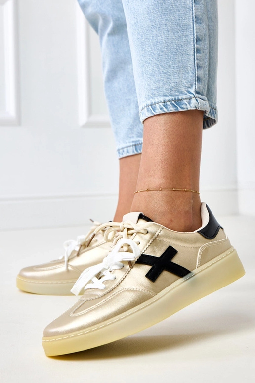 Tênis dourados com plataforma e...