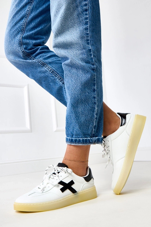 Tênis brancos com plataforma e...