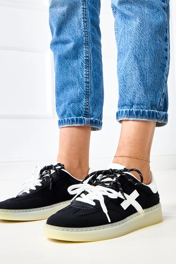 Tênis pretos com plataforma e detalhe branco Eriksen