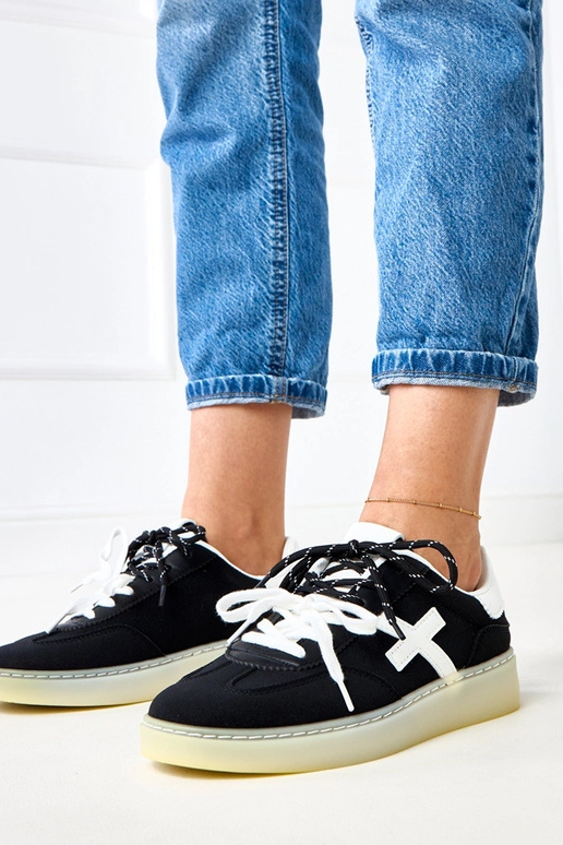 Tênis pretos com plataforma e detalhe...