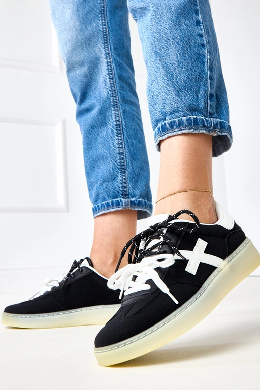 Tênis pretos com plataforma e detalhe...