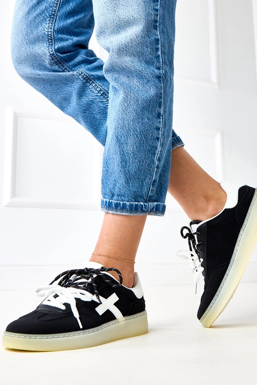 Tênis pretos com plataforma e detalhe...