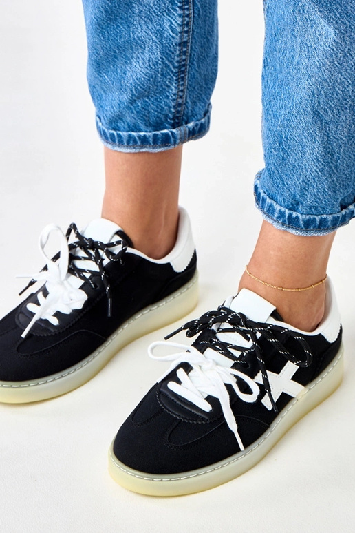 Tênis pretos com plataforma e detalhe...