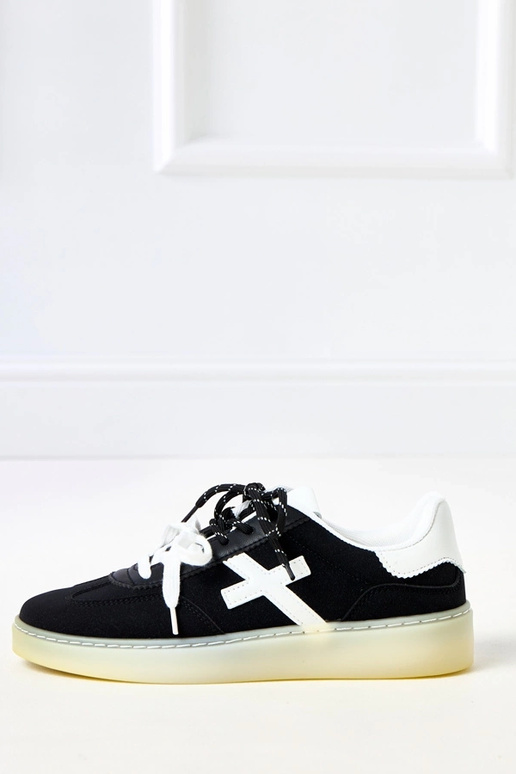 Tênis pretos com plataforma e detalhe...