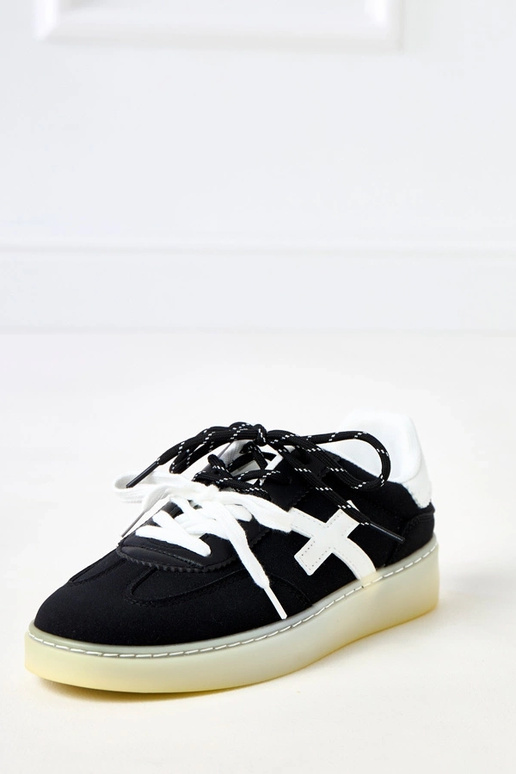 Tênis pretos com plataforma e detalhe...